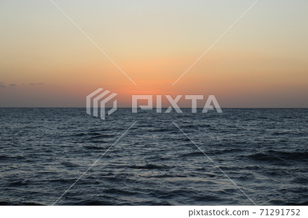 夕陽在大海中的那一刻的夜景 71291752
