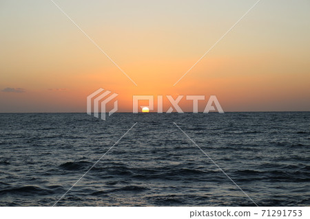 太陽落在海中(一半落山) 太陽落在海中(一半落山) 71291753