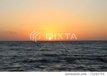 在海中的日落 在海中的日落 71291754