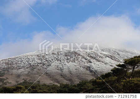 Mt. Karakuni with snow makeup (Miyazaki Prefecture) 71291758