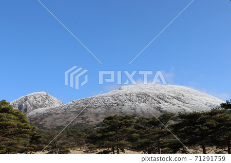 Mt. Karakuni with snow makeup (Miyazaki Prefecture) 71291759