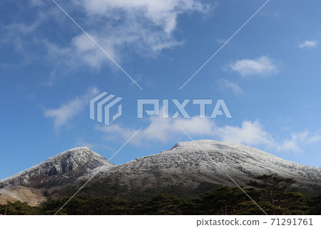 Mt. Karakuni with snow makeup (Miyazaki Prefecture) 71291761