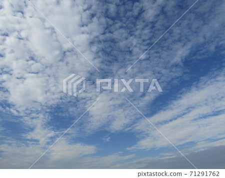 Blue sky and white clouds at autumnal Temikawa beach 71291762