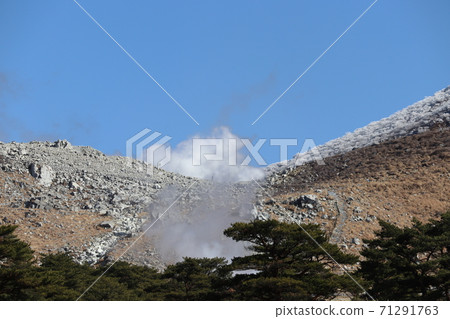 Mount Karakuni in winter (Miyazaki Prefecture) 71291763