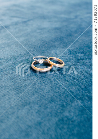 Diamond rings and wedding rings 71292073