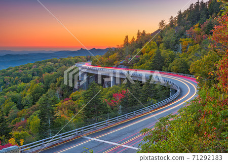 Grandfather Mountain, North Carolina, USA at Linn Cove Viaduct. 71292183