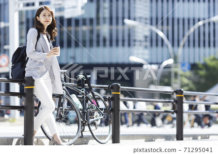 休息在城市咖啡的女人 71295041