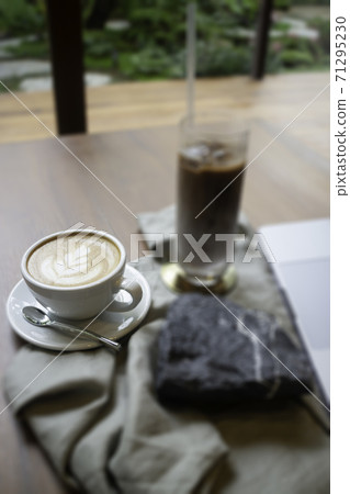 Hot coffee and iced coffee on wooden table 71295230