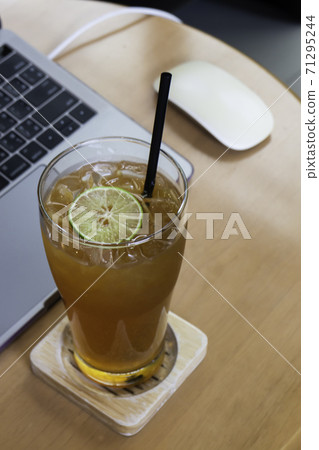 Homemade iced tea with lemon Homemade iced tea with lemon 71295244