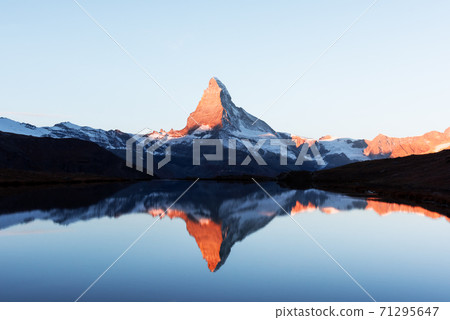 Matterhorn peak on Stellisee lake 71295647