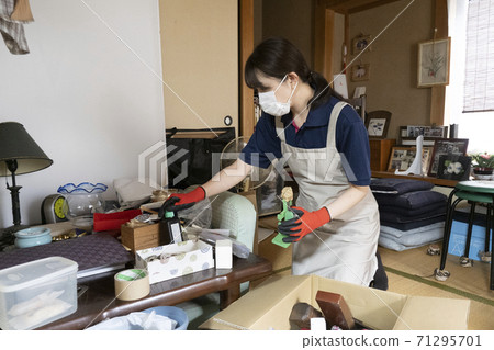 女工收拾一間凌亂的房間 71295701