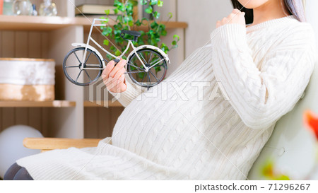 Pregnant woman bicycle thinking image 16: 9 71296267