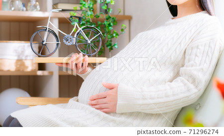 Pregnant woman bicycle thinking image 16: 9 Pregnant woman bicycle thinking image 16: 9 71296274