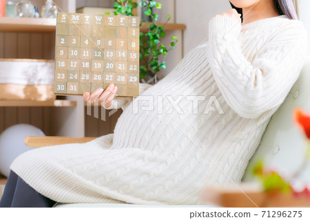 See the calendar Pregnant women think 71296275