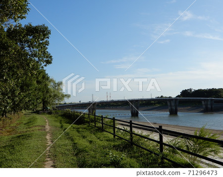 大橋A湖和藍藍的天空 71296473
