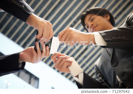 A businessman exchanging business cards 71297042