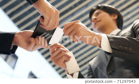 A businessman exchanging business cards 71297043