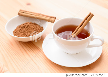 桌上的茶和肉桂 71297548