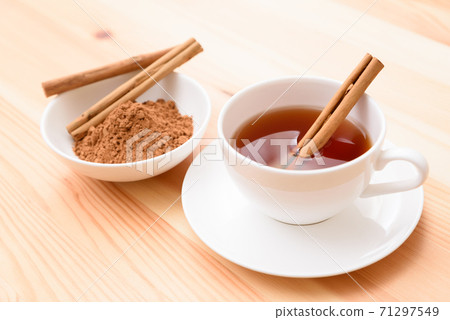 桌上的茶和肉桂 71297549
