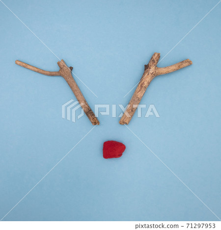 Reindeer face made of wooden steeks and red felt cloth 71297953