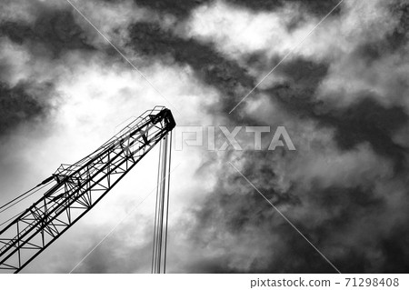 Crane towering in the sky Crane towering in the sky 71298408