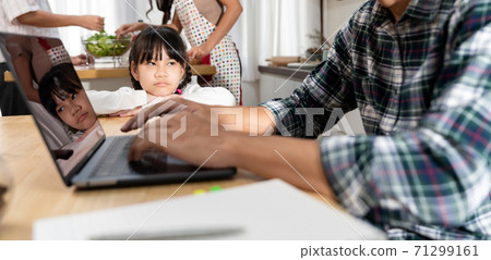 Daughter wait for her dad working. Daughter wait for her dad working. 71299161