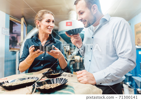 Man and woman with freshly roasted coffee 71300141