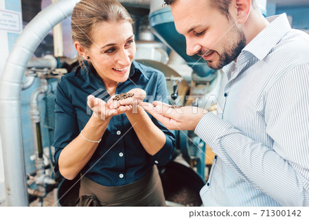Man and woman with freshly roasted coffee 71300142