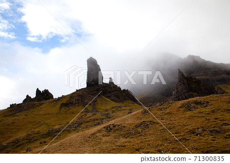 The old man of storr, Skye, Scotland, UK The old man of storr, Skye, Scotland, UK 71300835