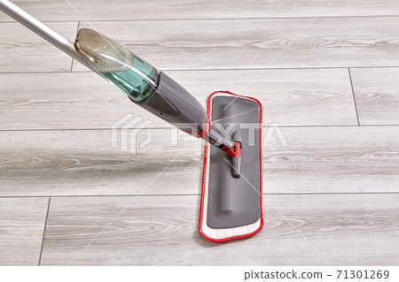 Flat spray mop which is controlled by trigger on handle and replaceable microfiber cloth which fastens on hooks. 71301269