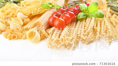Pasta with fresh tomatoes, basil and olive oil on light shabby rustic background, top view, border 71301618