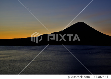 秋天從本栖湖日出的富士山 71302581