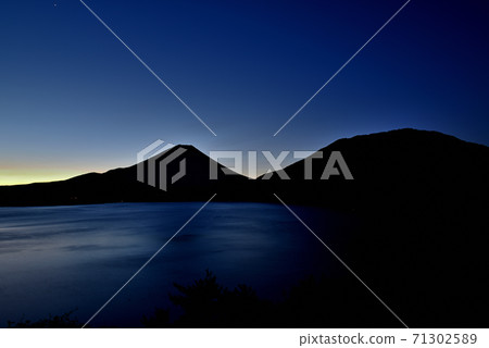Sunrise of Mt. Fuji from Lake Motosu in autumn Sunrise of Mt. Fuji from Lake Motosu in autumn 71302589