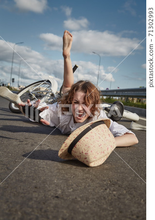 falling from the bicycle 71302993