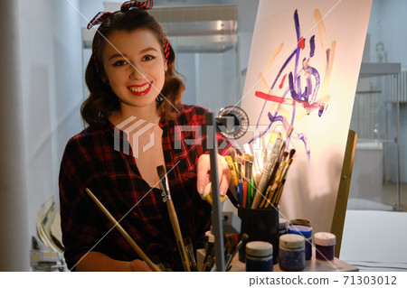 young woman artist 71303012