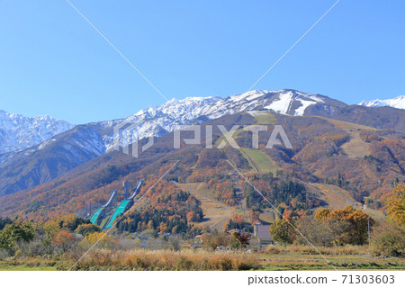 白馬山口在秋末通過 白馬山口在秋末通過 71303603