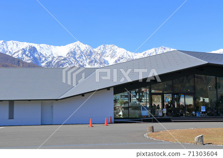 白馬經驗豐富的白山雪峰地面站 白馬經驗豐富的白山雪峰地面站 71303604