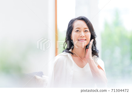 Senior woman, beauty 71304472