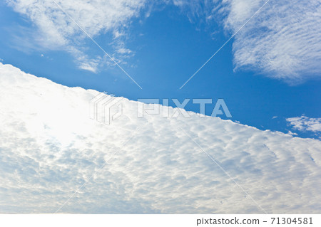 Cirrocumulus in the autumn sky 71304581