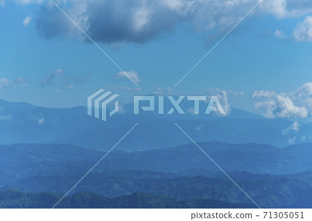 View of the mountains of Niigata from the return slope 71305051