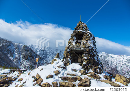 白雪中的白馬Goryu Jizo古龍水 71305055