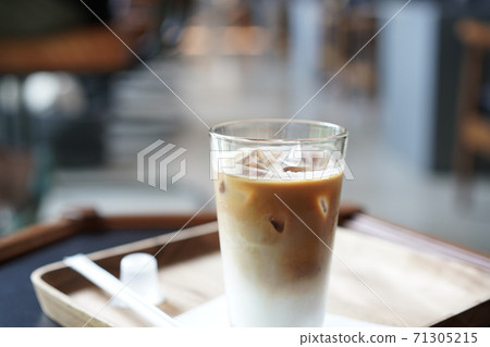 在咖啡廳休息一下 71305215