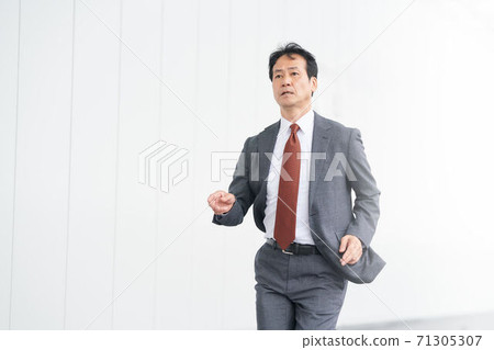 Senior businessman running at full power 71305307