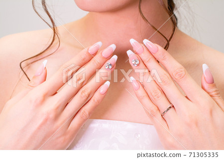 Bridal nails and women 71305335