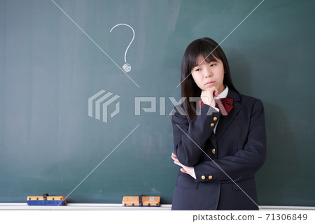 日本女孩初中學生在教室裡思考 日本女孩初中學生在教室裡思考 71306849