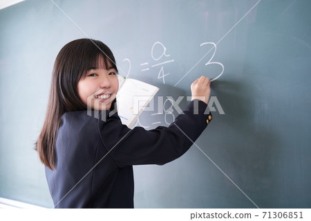 日本女孩初中學生在教室裡的黑板上寫信 日本女孩初中學生在教室裡的黑板上寫信 71306851