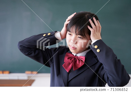 日本初中女孩在教室裡抱著頭 日本初中女孩在教室裡抱著頭 71306852