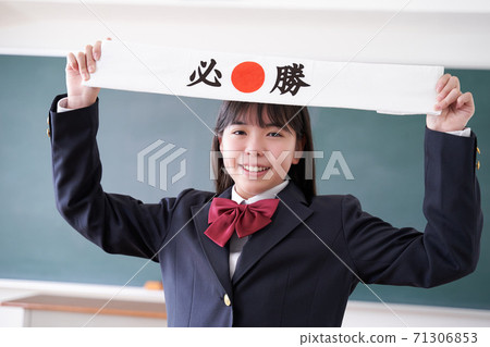 努力學習考試的日本女生初中生 努力學習考試的日本女生初中生 71306853