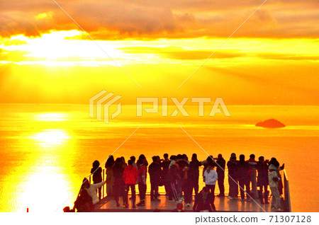 People watching the first sunrise (Kirosan Observatory Park) Kurushima Strait, Oshima, Imabari City, Ehime Prefecture 71307128