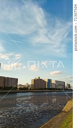 Sky and low tide river near Miyuki Bridge (Ujina) 71307504